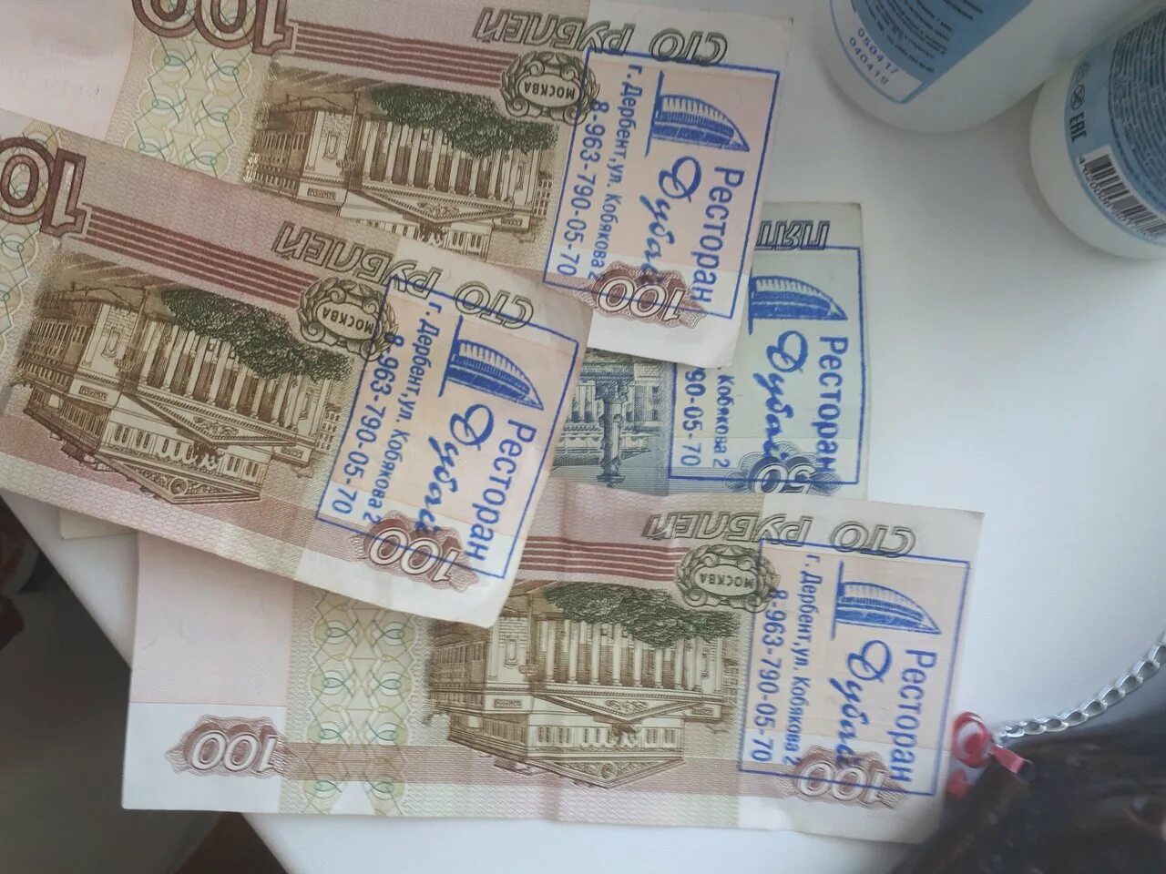 смешные надписи на купюрах. рисунок купюры 100 рублей. отметки на деньгах. прикольные надписи на денежных купюрах. реклама денег.