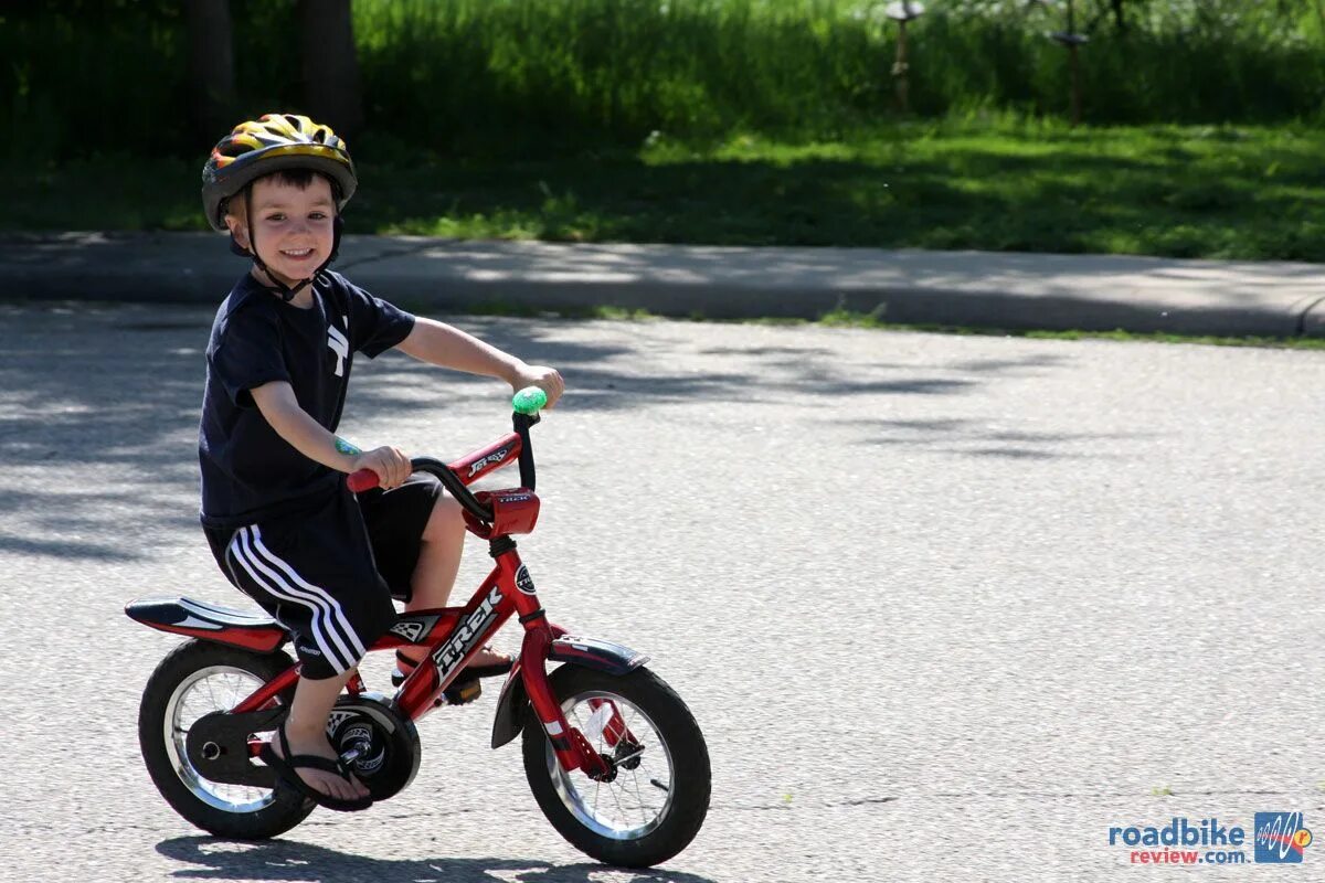 The children ride bikes. Kid riding a Bike. Kids Ride a Bike. Children riding Bikes. Ride a Bike Park Kids.