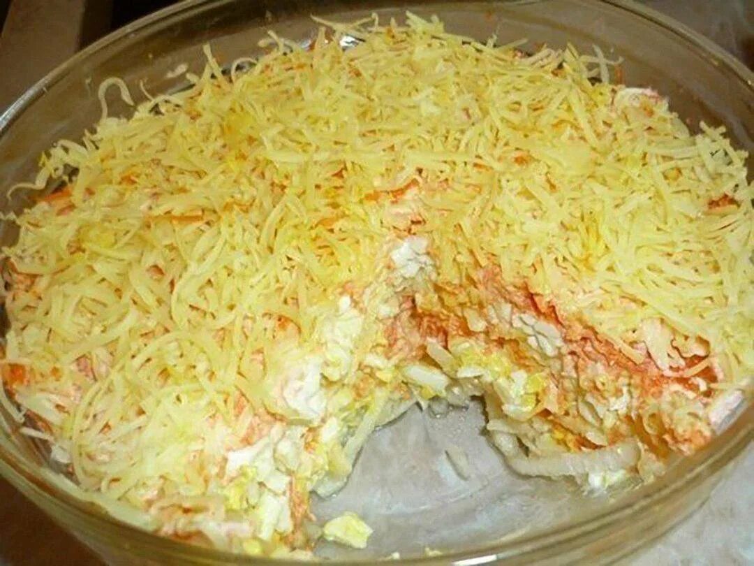 салат с куриной грудкой и корейской морковью. салат из курицы с сыром и яйцом. французский салат с плавленным сыром. салат морковь с сыром. салат морковь курица яйцо сыр лук.