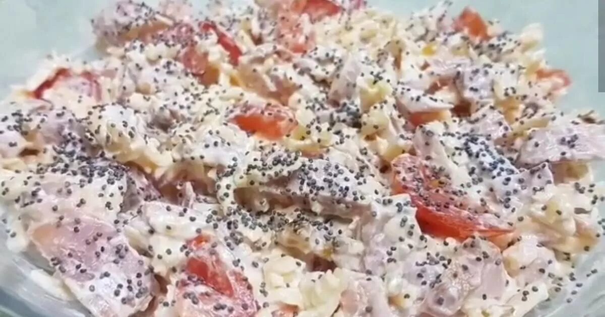 Салат мак помидоры сухарики курица. Салат Курочка под кайфом с маком. Салат курица под кайфом. Салат с маком и копченой курицей. Салат курица под кайфом с маком.