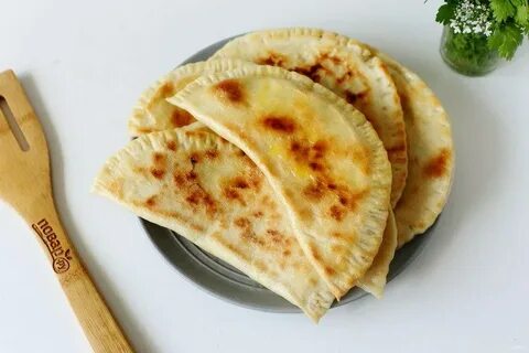 Кутабы с творогом и зеленью на сковороде