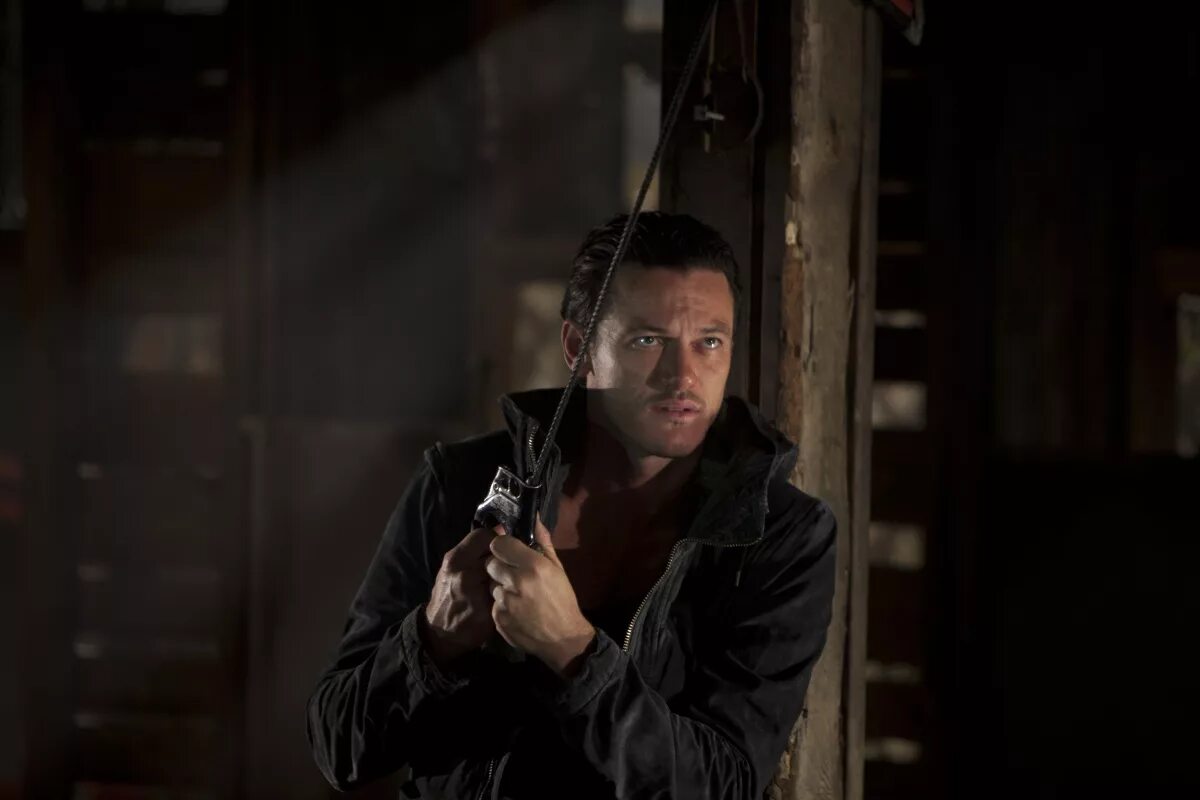 мэри элизабет уинстэд кловерфилд 10. лиам нисон заложница 3. заложники фильм 1996. жизнь заложницы. никто не выжил фильм 2012 люк.