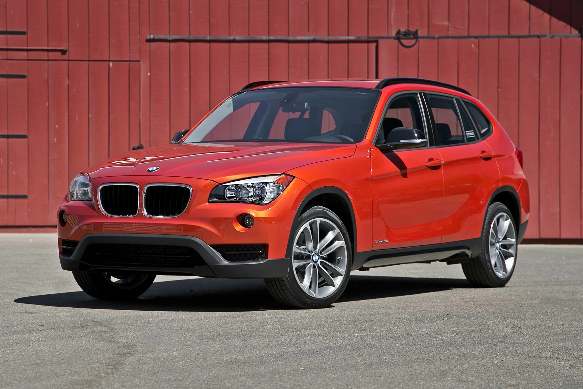 4 икс 3 икс 2. Бмв х1. бмв икс 1. паркетник бмв x1. кроссовер bmw x1.