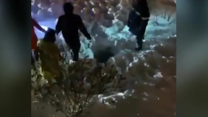 Девочка провалилась в школе. Девочка провалилась в колодец. астрахань тонет в канализации. на украине нашли девушку в колодце. чувак провалился в колодец фильм.