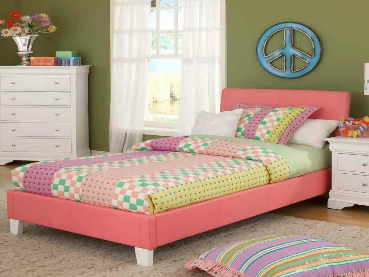 Малышка в кроватке. Izzikids кровати. Кровать на английском. Bed for kids. Delta for kids кровать.