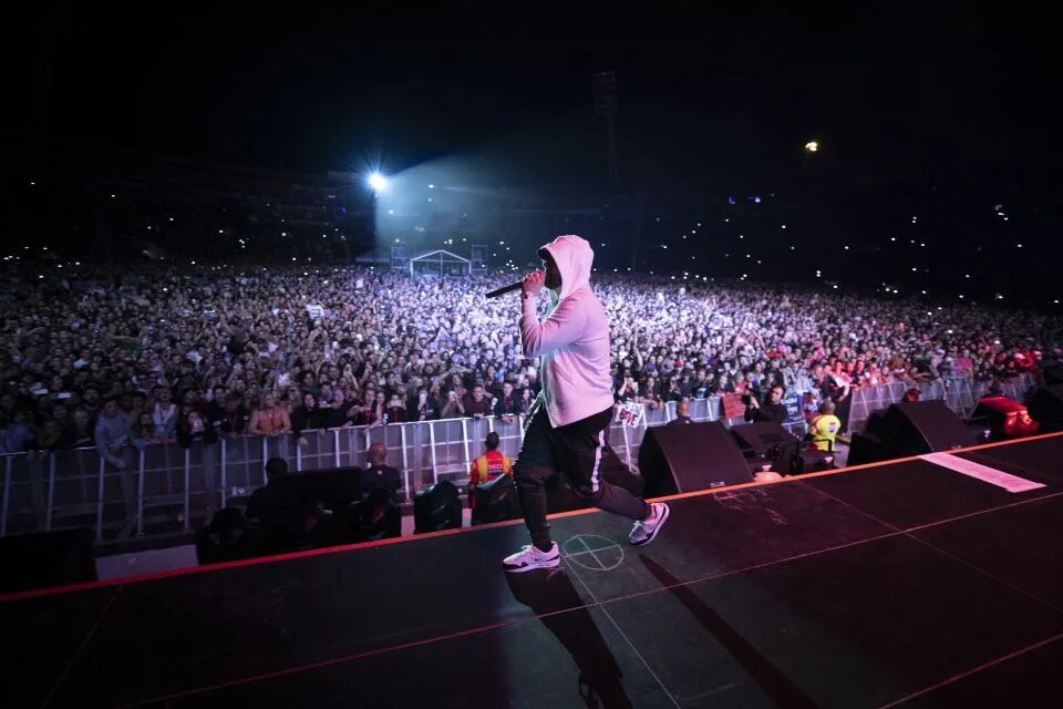 Концерты столики. Эминем концерт 2023. Эминем 2019. Eminem на сцене 2000. Эминем 2024.