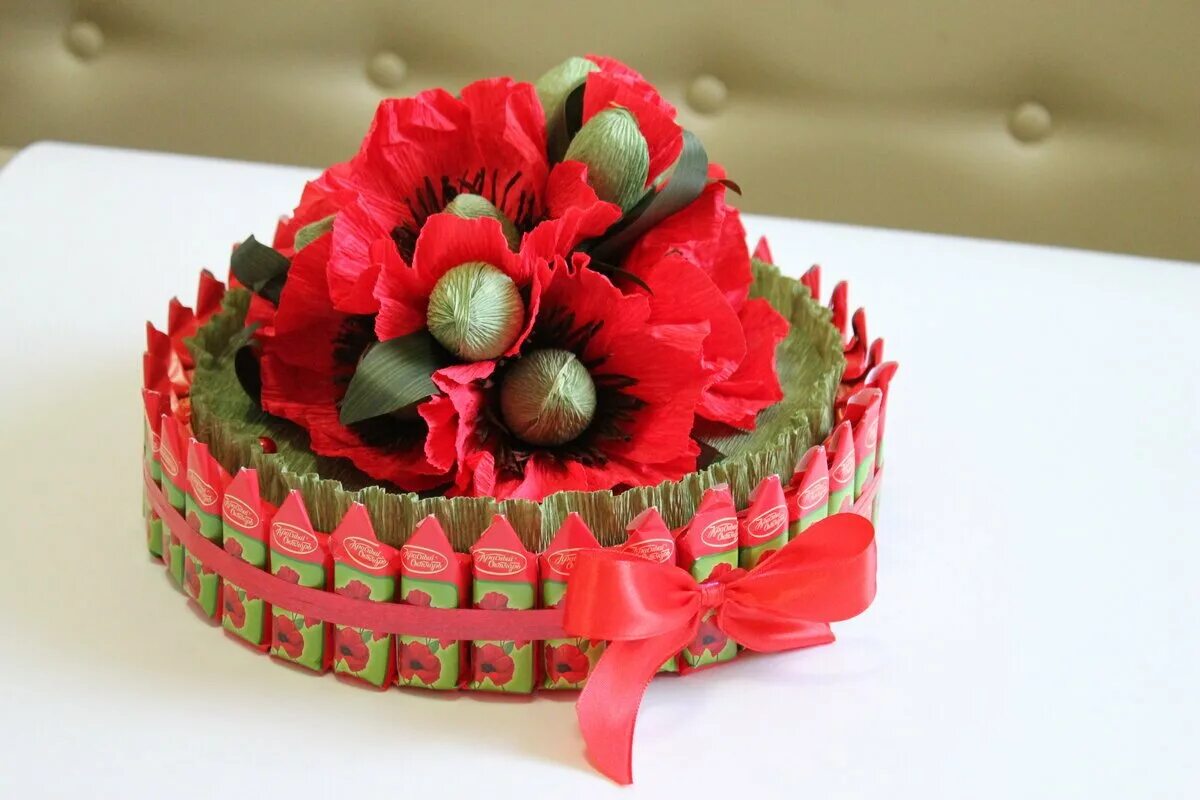 Тортик из конфет. Торт из конфет. Цветочно конфетный букет. Детские букеты из конфет. Подарочные букеты из конфет.