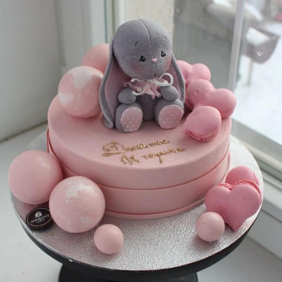 Тортик на полгода девочке кремовый. Тортик на полгода девочке. Двухярусный торт с метрикой для девочки. Торт на полгодика девочке. Торт на 6 месяцев девочке.