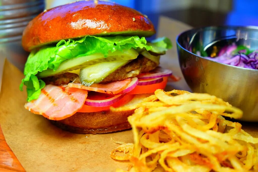 Рестория бургер. Кафе бургеры. Барбекю бургер бургер хаус. Бургер в ресторане. Гамбургер кафе.