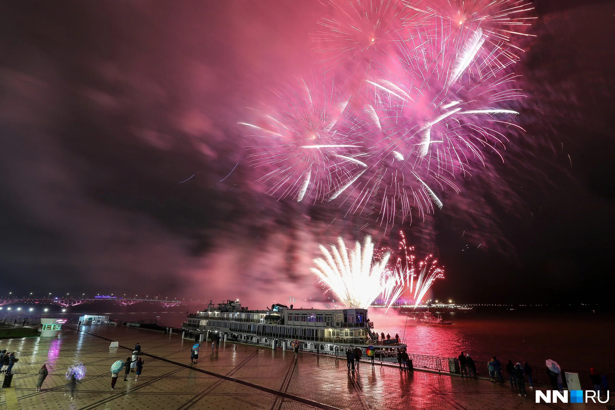 праздничный салют в дзержинске 2023 январь. новогодний фейерверк. нижний 800 столица закатов салют. салют в нижнем новгороде на 1 июня. день победы салют.