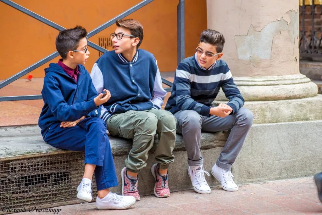 Подросток из италии. Подросток из италии. Выпускники италия. Языковой лагерь итальянского языка. Подростки италии.