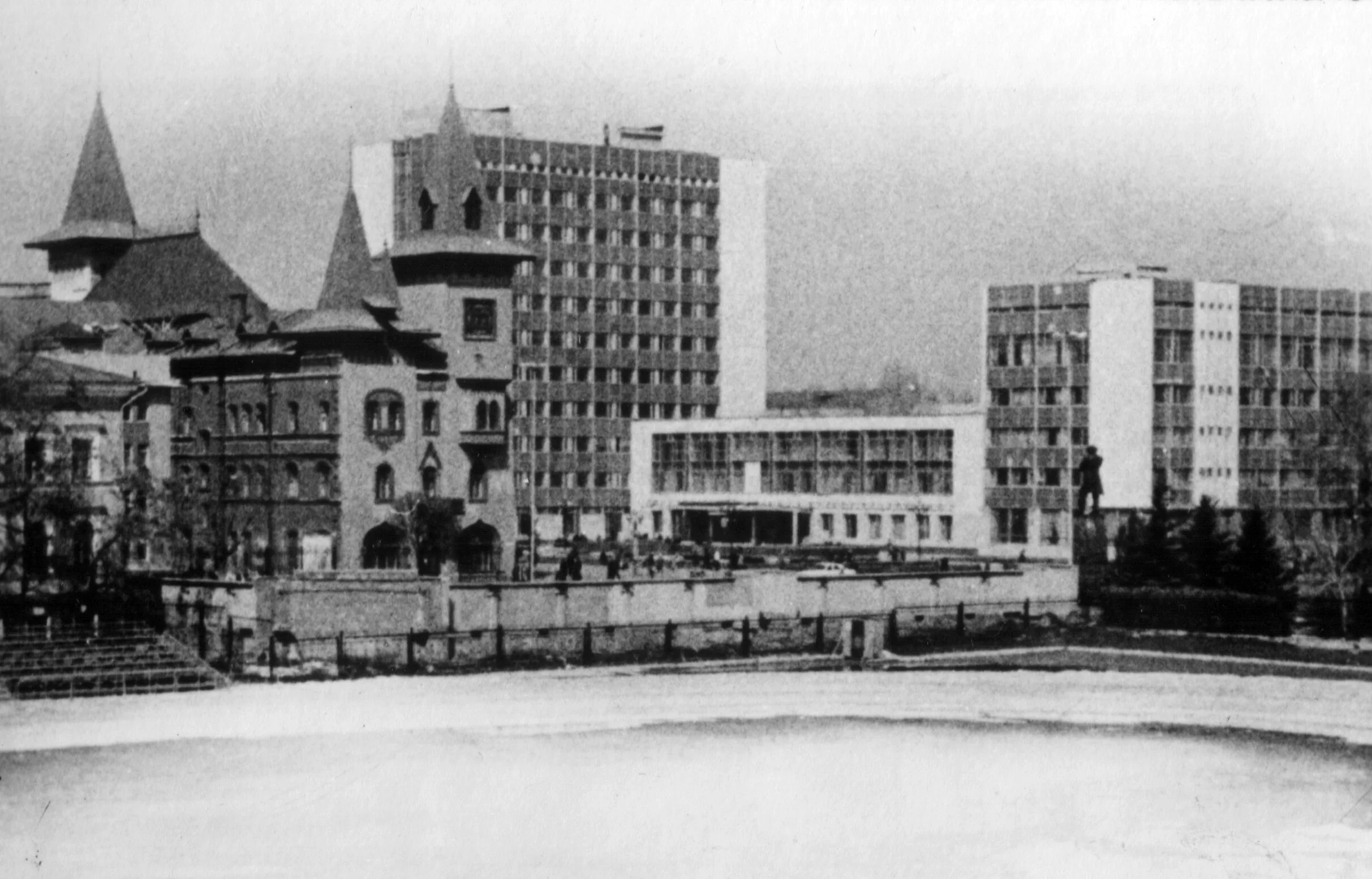 Как раньше называлась площадь. Площадь чернышевского саратов. саратов 1988 год фото. старый саратов чернышевского. старый саратов фотографии.