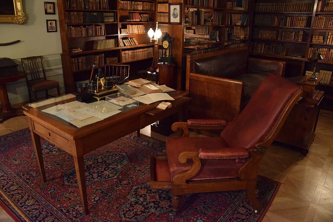 письменный стол в кабинет. кабинет англия 19 век. каб 19. дом-музей брюсова внутри. кабинет купчихи конец 19 века.