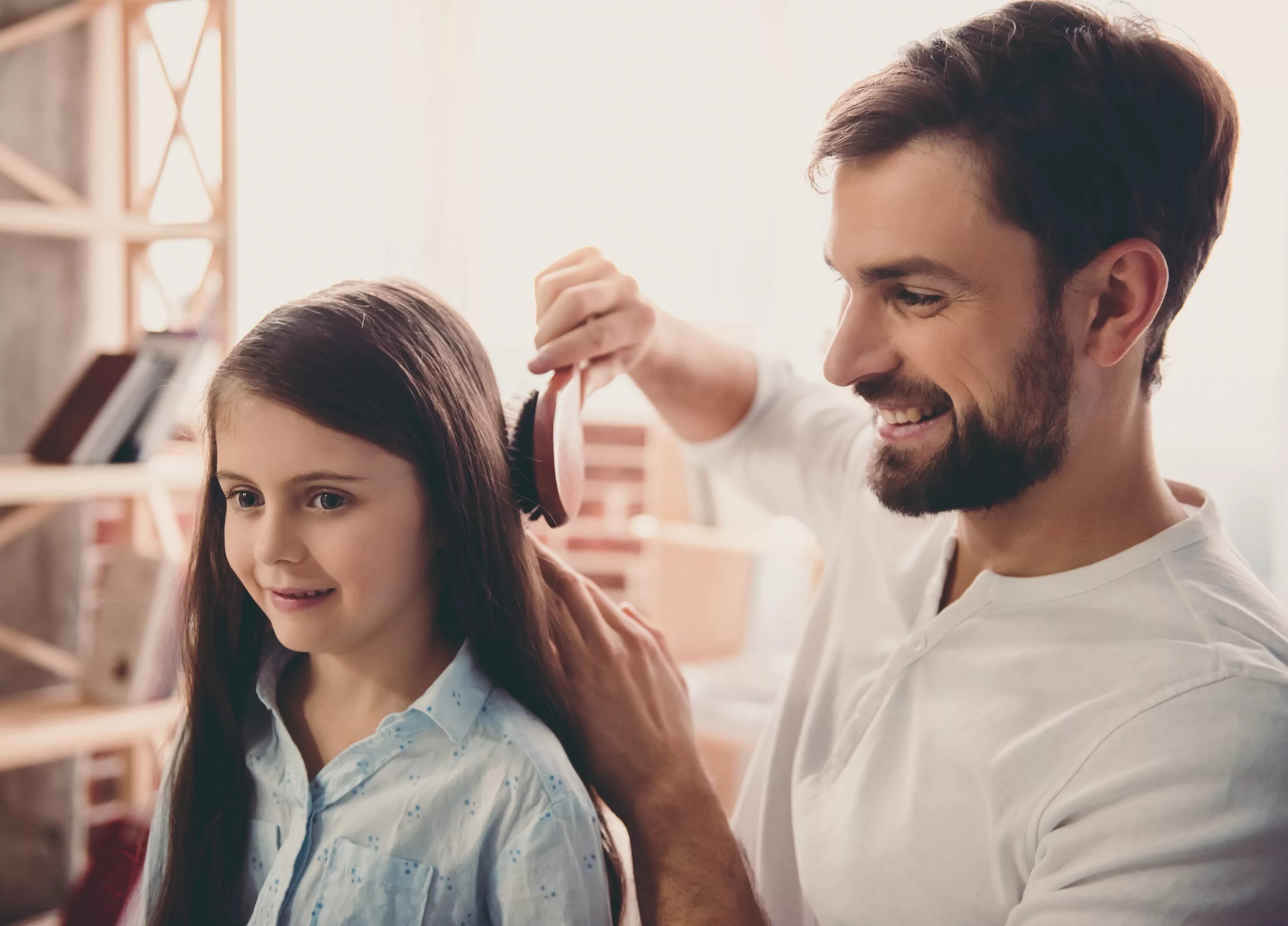 Hairy daughter. Папа причесывает дочку. Папа заплетает волосы дочери. Причёсывает дочь. Папа расчесывает волосы дочке.