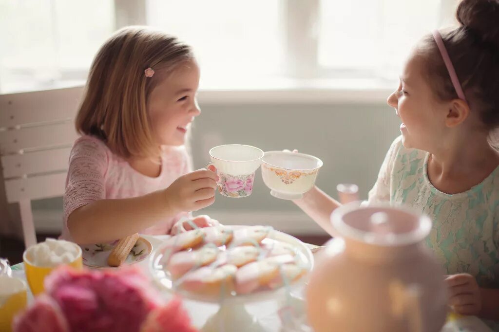 Мальчики и девочки пили чай на кухне. Дети пьют чай. Пью чай. Чаепитие. Девочка пьет чай.