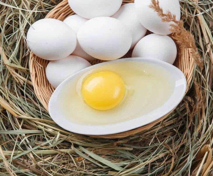 Зеленый желток. Яйцо куриное. Яйцо куриное белое. Яйцо домашнее куриное белое. Яйцо куриное фермерское.