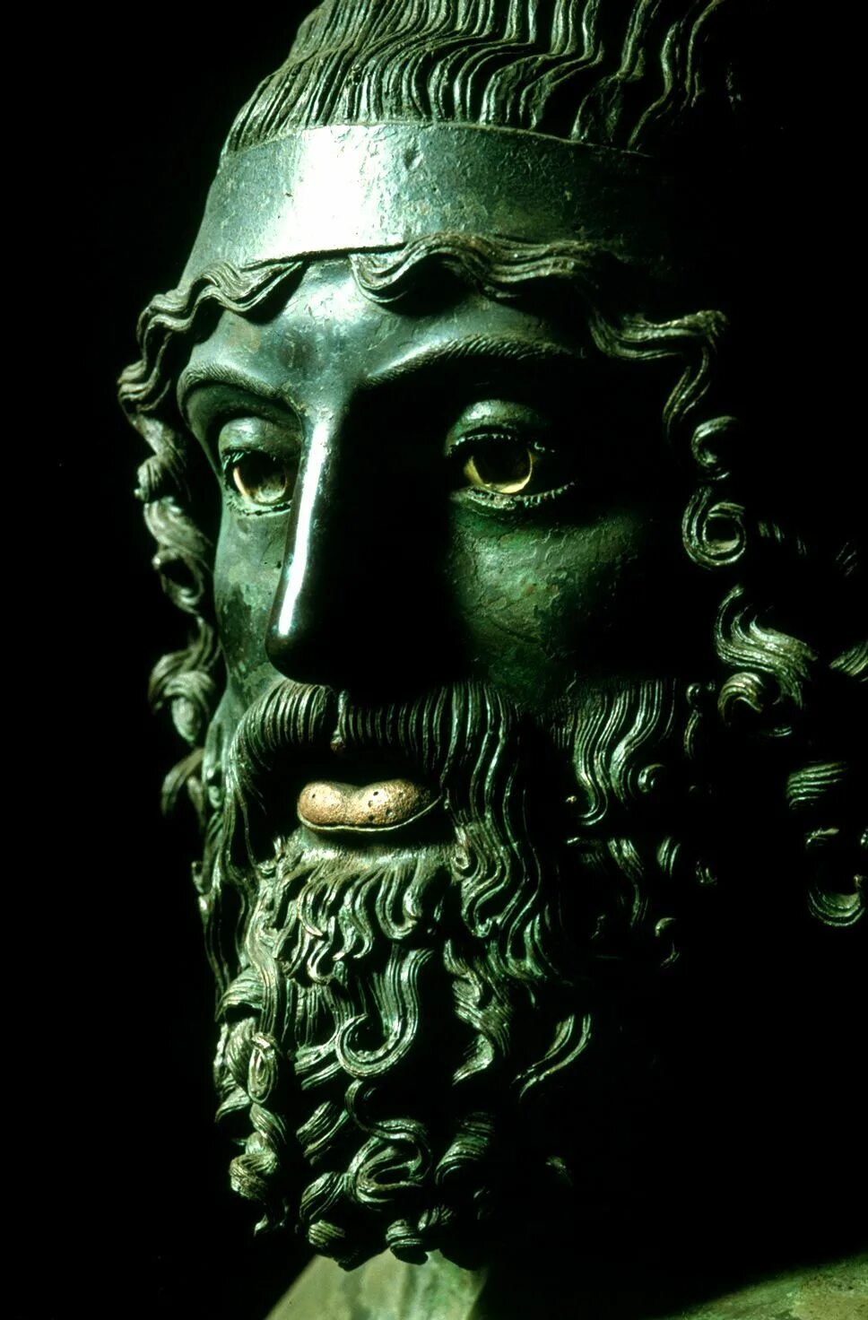 Голова на греческом. Античные скульптуры воинов. Греческие цари головы. Воины из Риаче.
