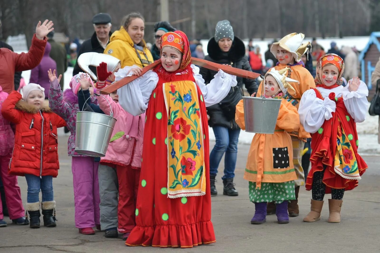 Прошла масленица народные гуляния. Масленичные гуляния на Руси. Масленичные гуляния для детей. Праздничные гуляния на Масленицу. Народное гуляние.