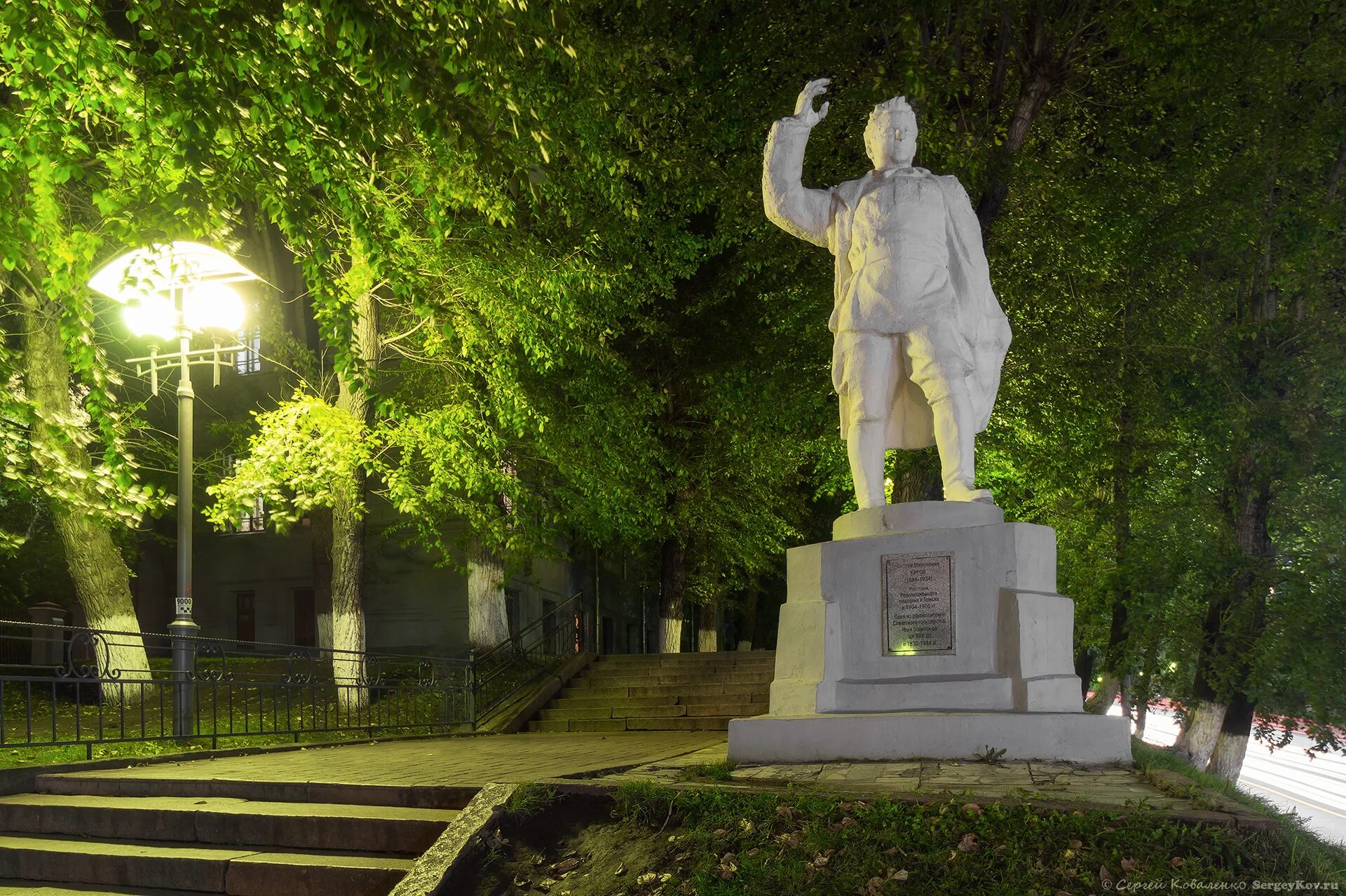 Памятники киров. Памятник Кирову Томск. Памятник Андрею белому. Белый памятник. Памятник Кирова Нижний Новгород.