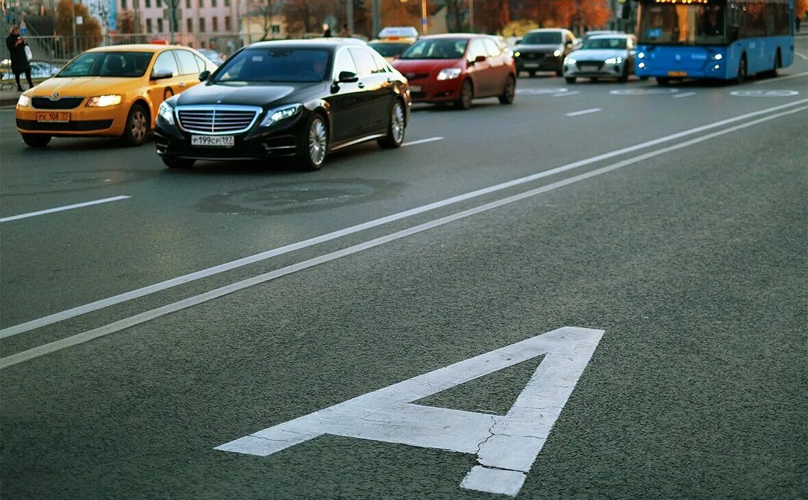 Автобусная полоса. Выделенная полоса для общественного транспорта. Выделенная полоса для автобусов. Выделенка для автобусов. Можно такси ездить по выделенной полосе