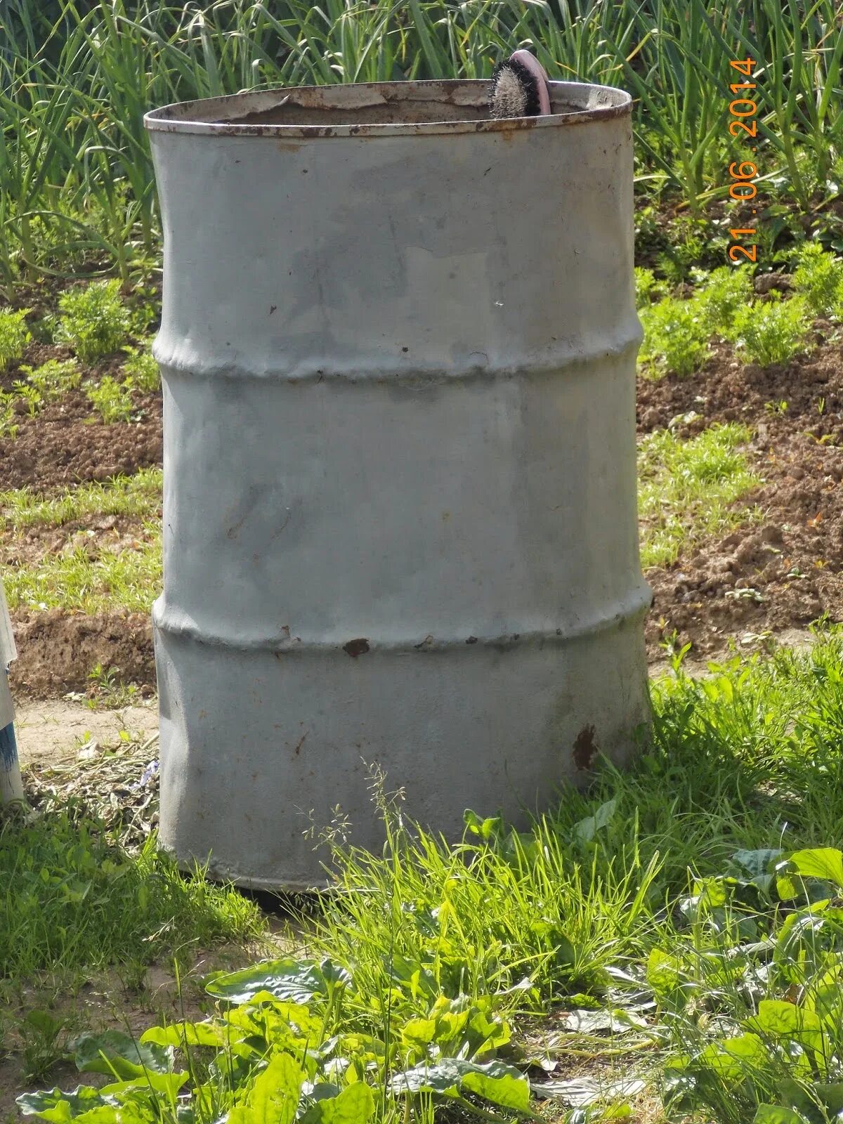 мойка из бочки на даче. украшение бочки на даче. пластиковая бочка для полива на даче. ржавая бочка. бочка для дачи металлическая.