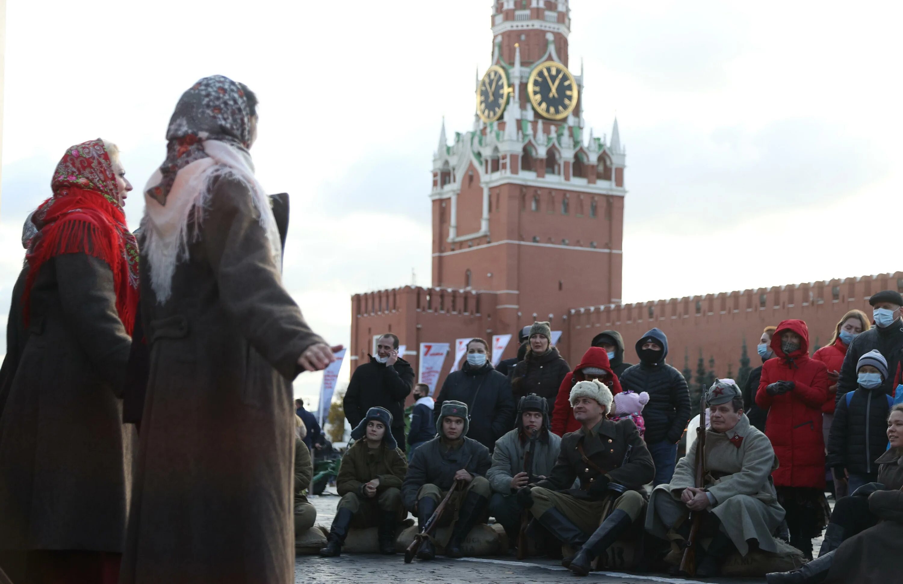 7 ноября какой события. Парад на красной площади 7 ноября. Военный парад 7 ноября 1941 года в Москве на красной площади. 7 Ноября 1941. 7 Ноября 2015 красная площадь.