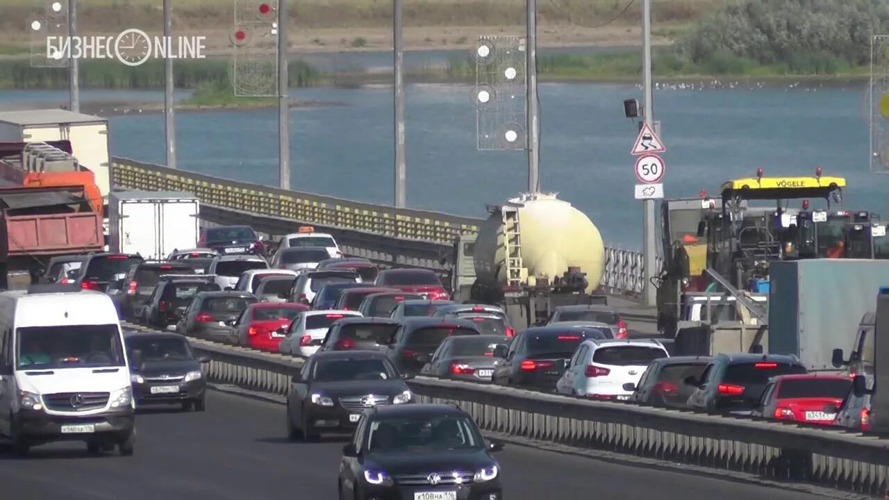 Пробка через мост. Пробка на мосту. огромная пробка. пробка в казани на мосту. пробка казань мост миллениум.