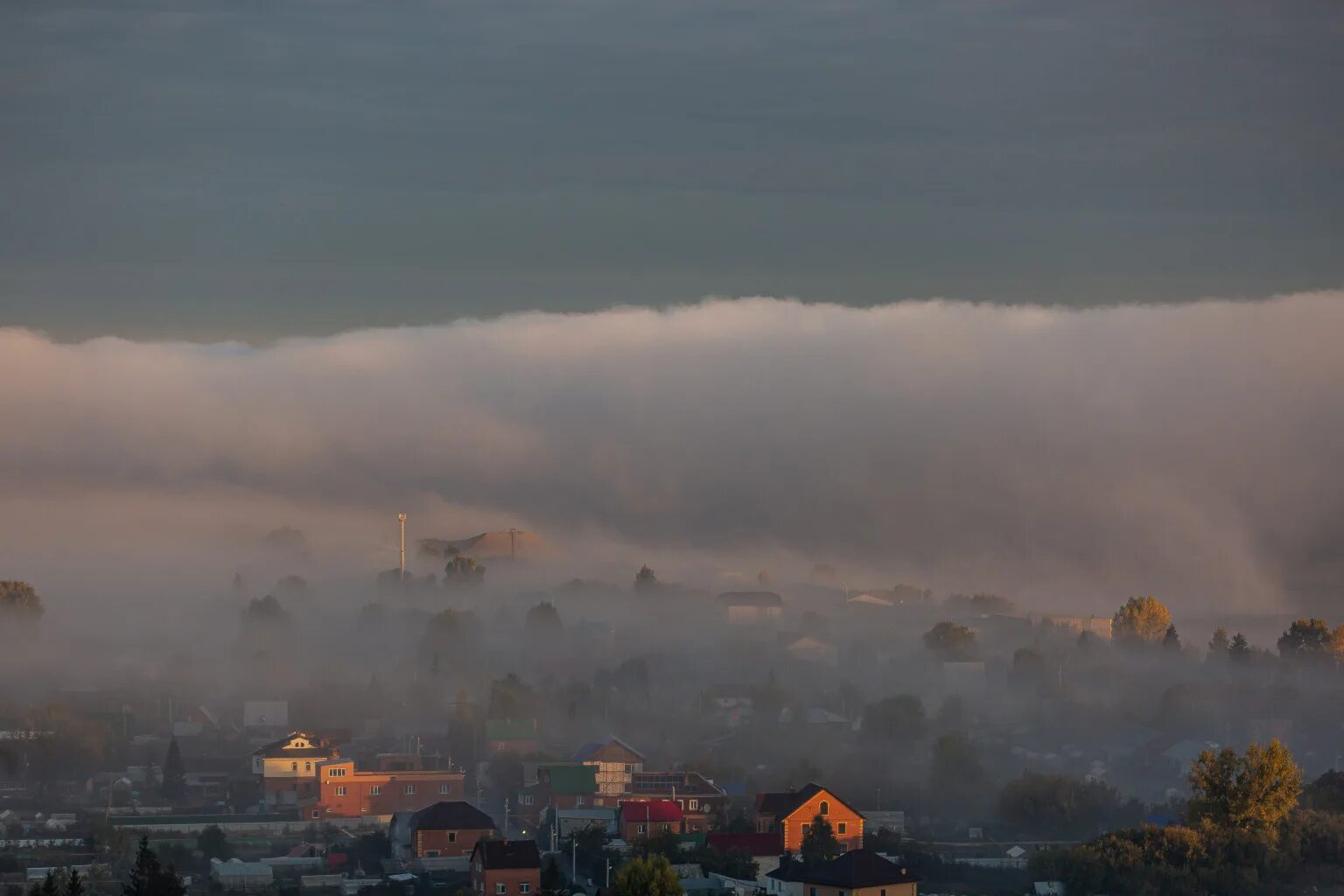 Пожар в подмосковье. Костер в тумане. Пожары в калифорнии 2020. Горящий костер. Пожароопасный период в лесах.