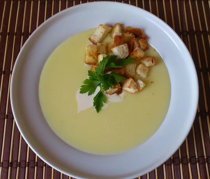 Суп пюре из картофеля с сыром плавленным. Сырный суп в ресторане. картофельный суп с сыром. грушевый суп пюре с пармезаном. пюре с сыром.