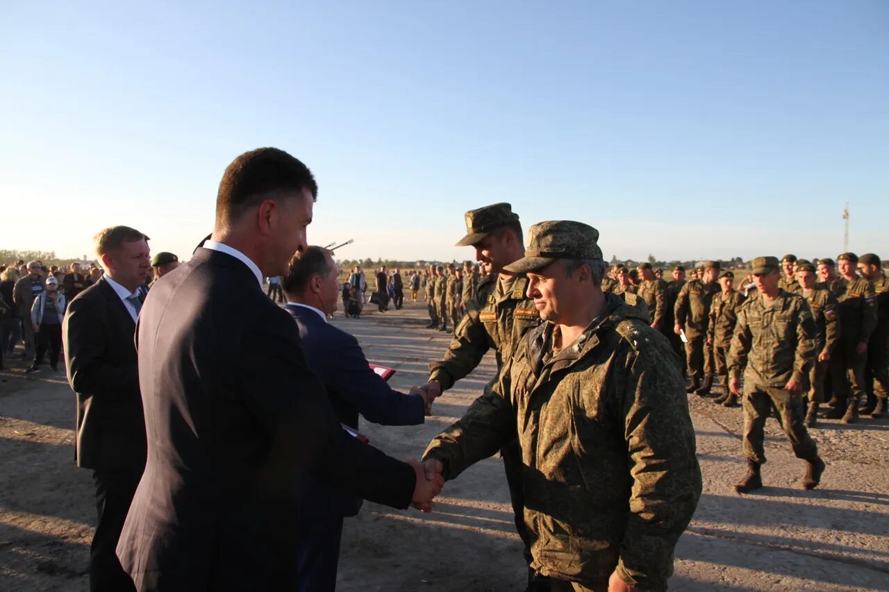 Новости брянской области о войне брянска последние. Военнослужащие Брянск 18 на параде в Брянске. Награды Брянской области. Новости награждение военных в Брянске сегодня. Брянск новости военные действия.