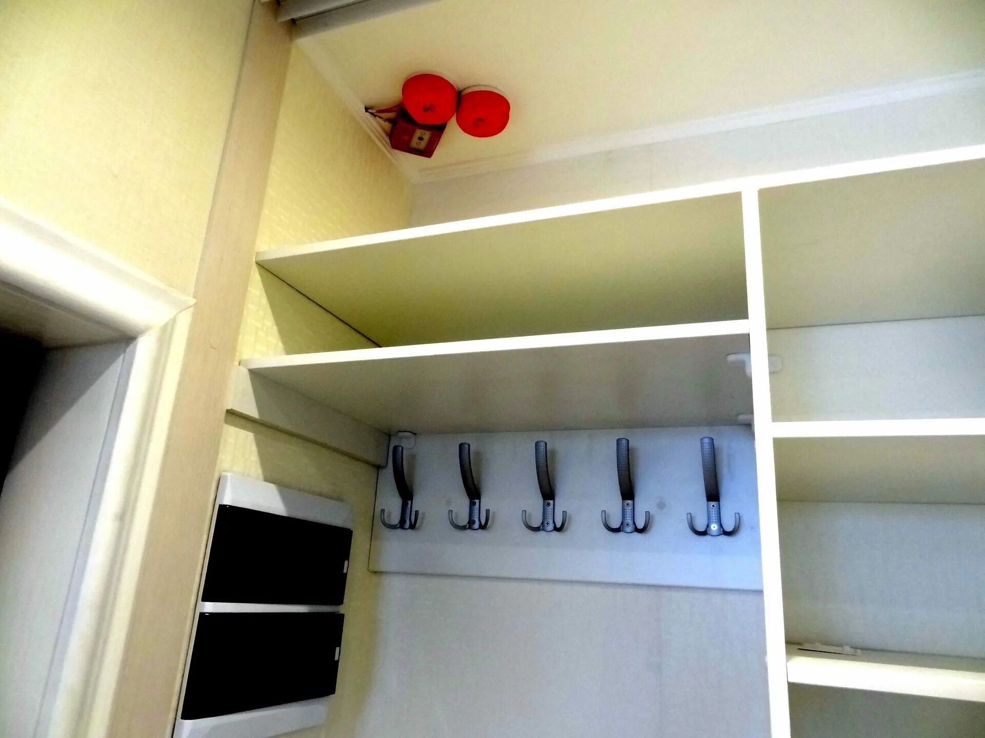 Щиток в шкафу прихожей. Электрощиток в шкафу. Шкаф для электросчетчика. Модульный огнетушитель в электрический щит. Щиток под слаботочку и автоматы встраиваемый abb.