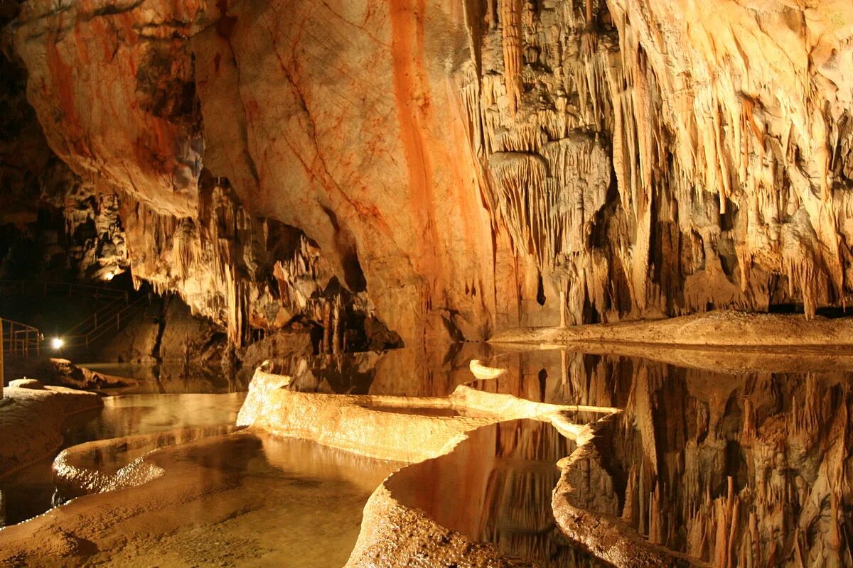 Caves de. Пещеры Aggtelek Karst, Венгрия / Словакия. Национальный парк Аггтелек Венгрия. Пещеры Аггтелек Карст и словацкий Карст.