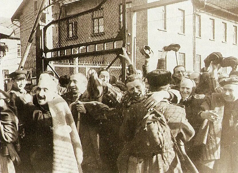 Освобождение узников освенцима 1945. 27 января 1945 освобождение концлагеря освенцим. Освобождение концлагеря освенцим красной армией. Советские солдаты освобождают освенцим. Освобождение концлагеря освенцим красной армией.