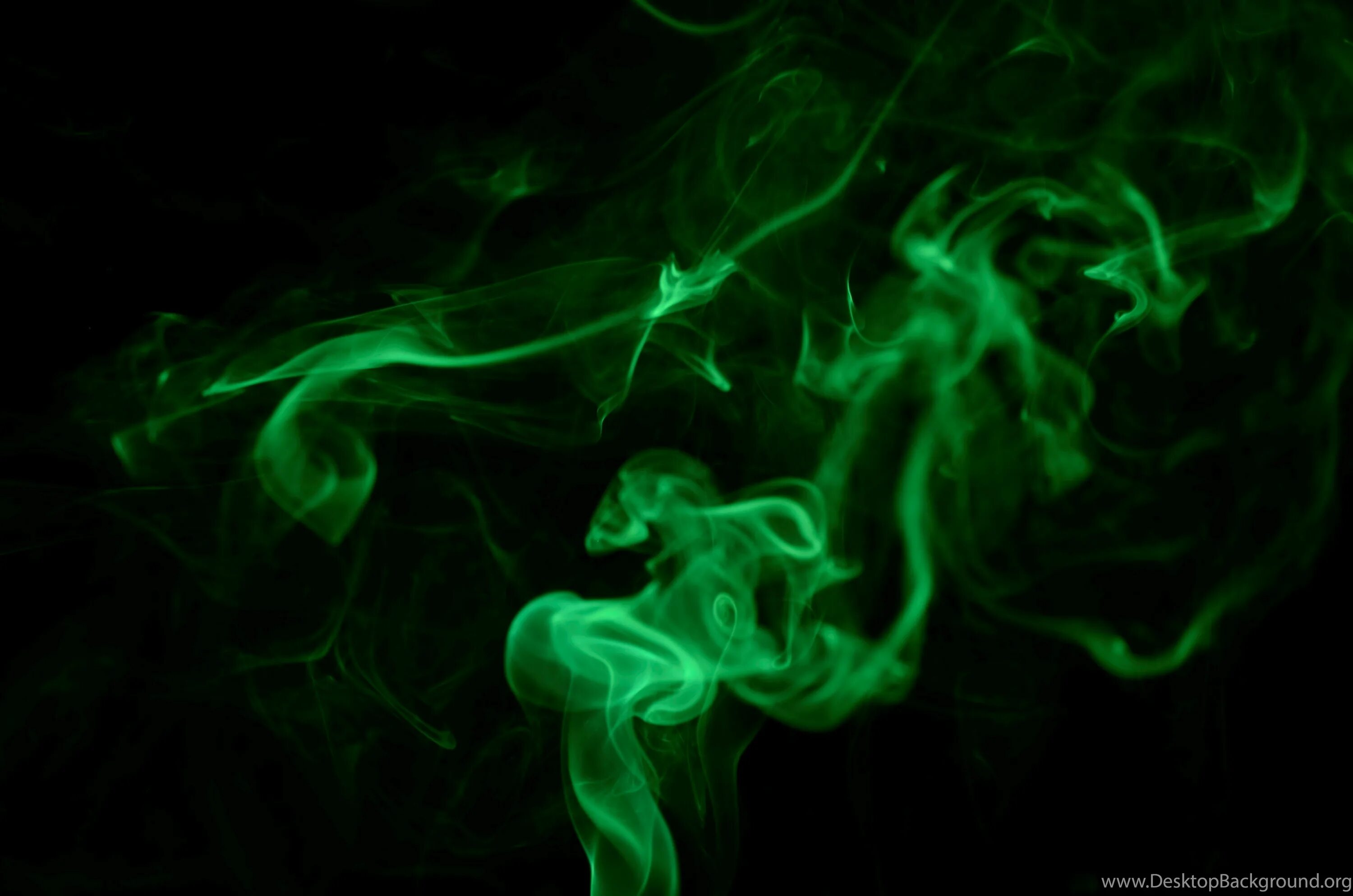 Газ зеленого цвета. Зеленый дым. Ядовитый дым. Токсичный дым. Зеленый дым на черном фоне.
