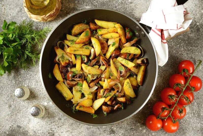 Жареха со свининой и картошкой. Жареха мясная с картофелем. Жареные овощи на сковороде. Рецепт жарехи. Овощи на сковороде.