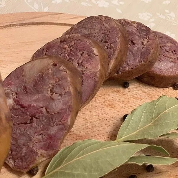 Мясо говядина пашина. Конину с аджикой. Конина в луке. Къыйма колбаса. Конина с капустой.