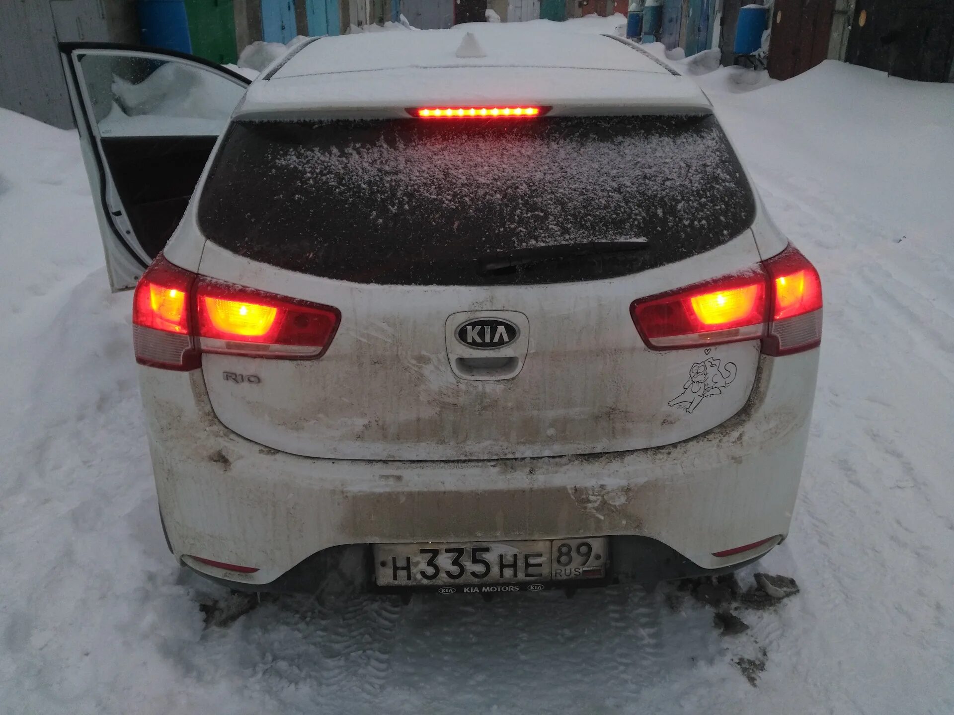 Стоп сигнал Киа Рио 3. Стоп сигналы Киа Рио 3 хэтчбек. Kia Rio стоп крышки багажника. Задний стоп сигнал киа рио 3