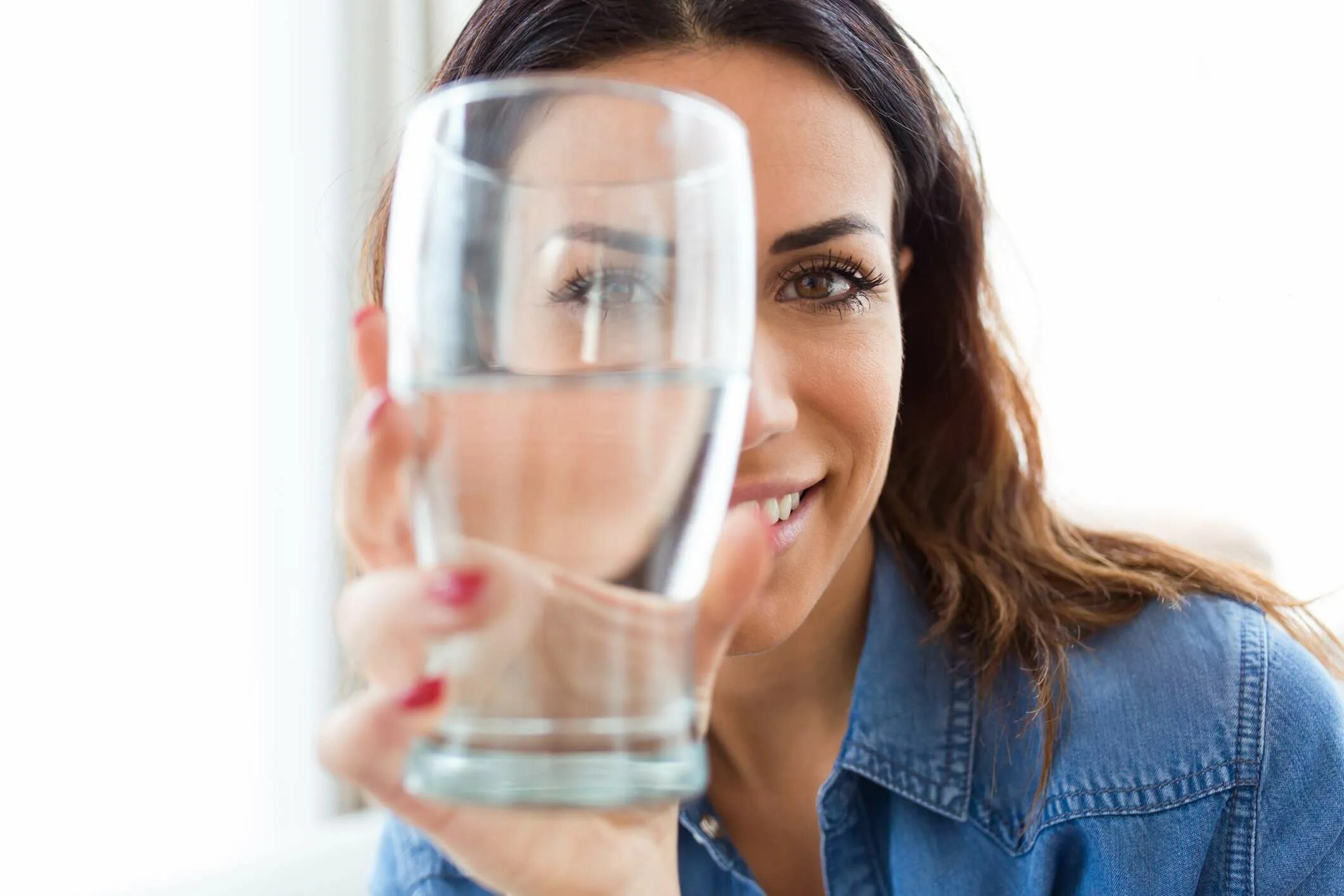 Пить воду после приема пищи. Девушка со стаканом воды. Женщина пьет воду. Девушка сочтканом воды. Девушка с бокалом воды.