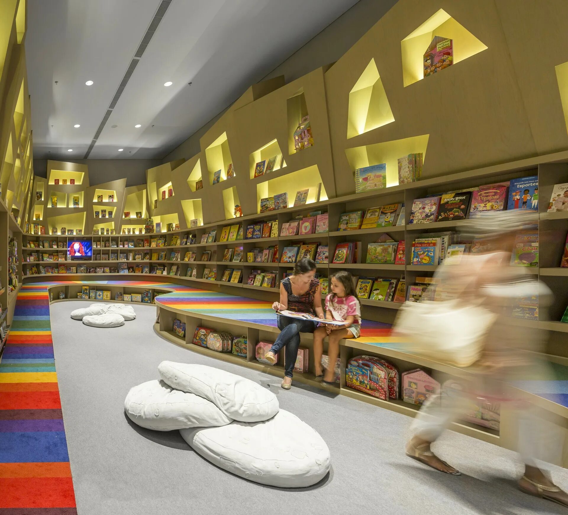 Kids library. Saraiva bookstore. Интерьер детской библиотеки. Книжный магазин. Интерьер книжного магазина.