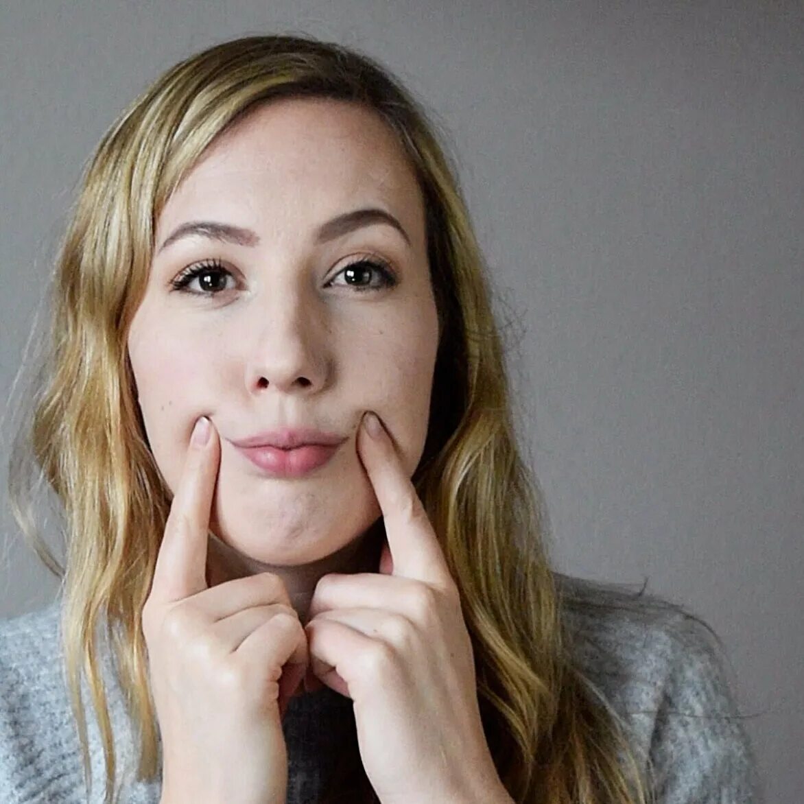 Роликовый бальзам для губ lip. The body shop бальзам для губ. Lip roll. Went роликовый бальзам для губ. Кис бьюти масло для губ с апельсином в виде сока.