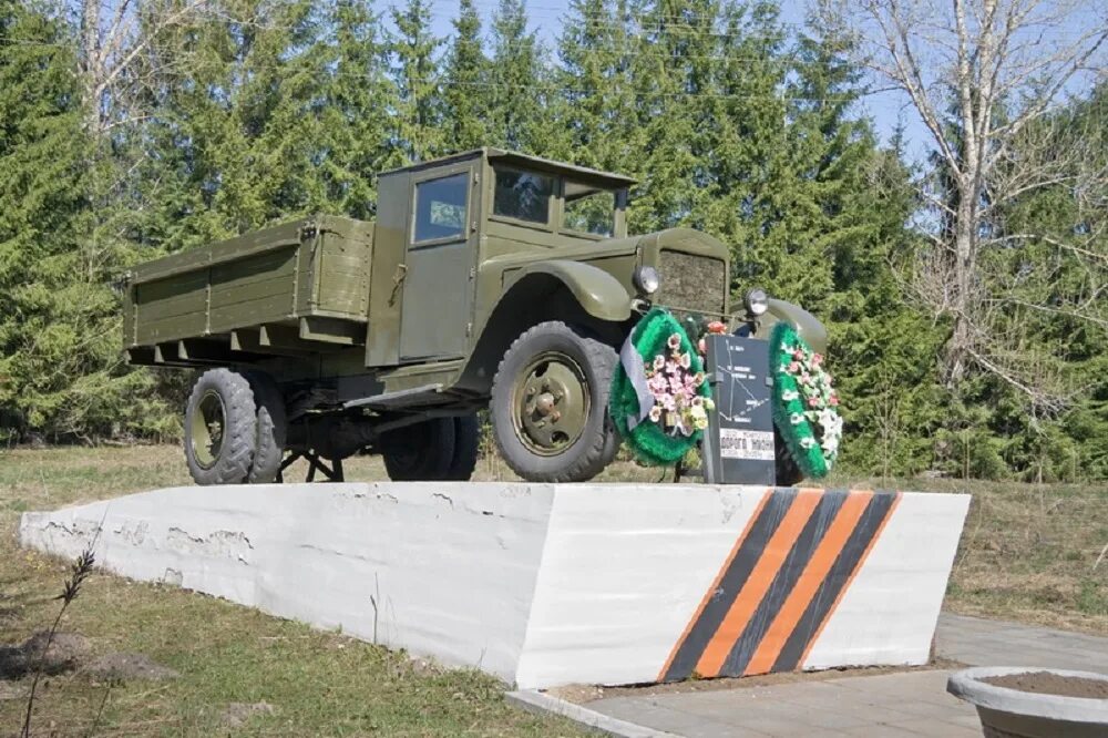 Полуторки на чмз. Памятник автомашине «ЗИС-5» В Подборовье. Подборовье памятник дорога жизни. Подборовье памятник ЗИС-5 Подборовье. Памятник полуторке на дороге жизни.