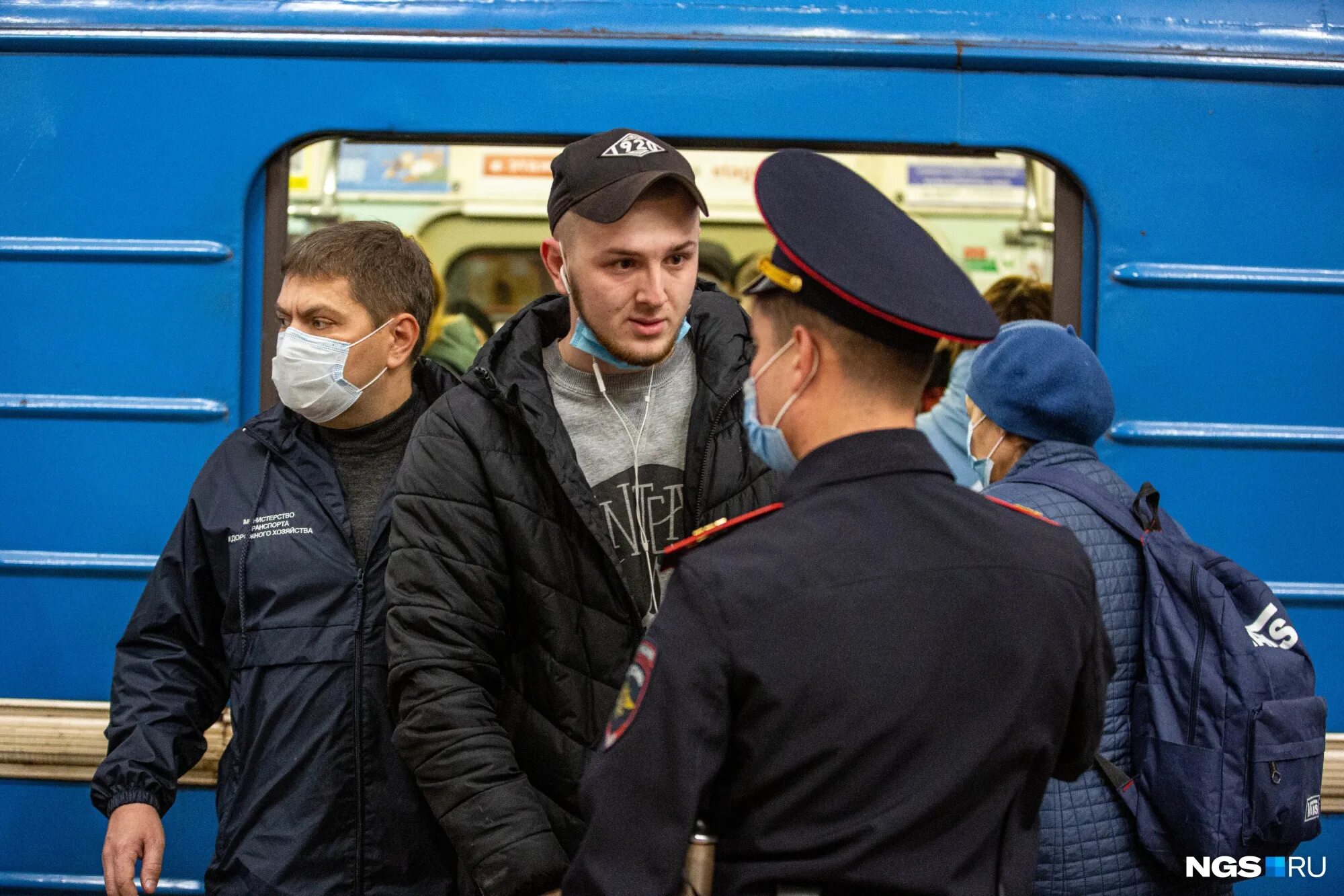 Как полиция находит телефоны. Полиция в масках в метро. люди в масках в метро новосибирск. полиция новосибирского метрополитена. новосибирск рейд в метро.