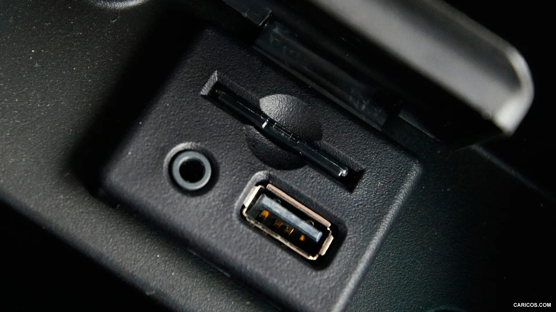 Вход для автомобилей. Chevrolet Cruze USB разъем USB. Chevrolet Cruze USB разъем аукс. USB разъём в Шевроле Круз. Разъем USB В Шевроле Круз 2012.