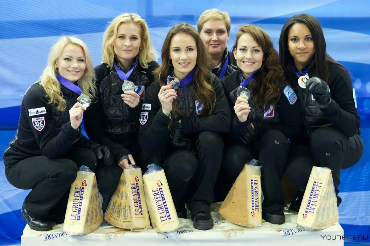 Женская сборная по керлингу. Сборная россии по керлингу александра саитова. Капитан сборной по керлингу анна сидорова. Женская сборная по керлингу. Женская сборная россии по кёрлингу.