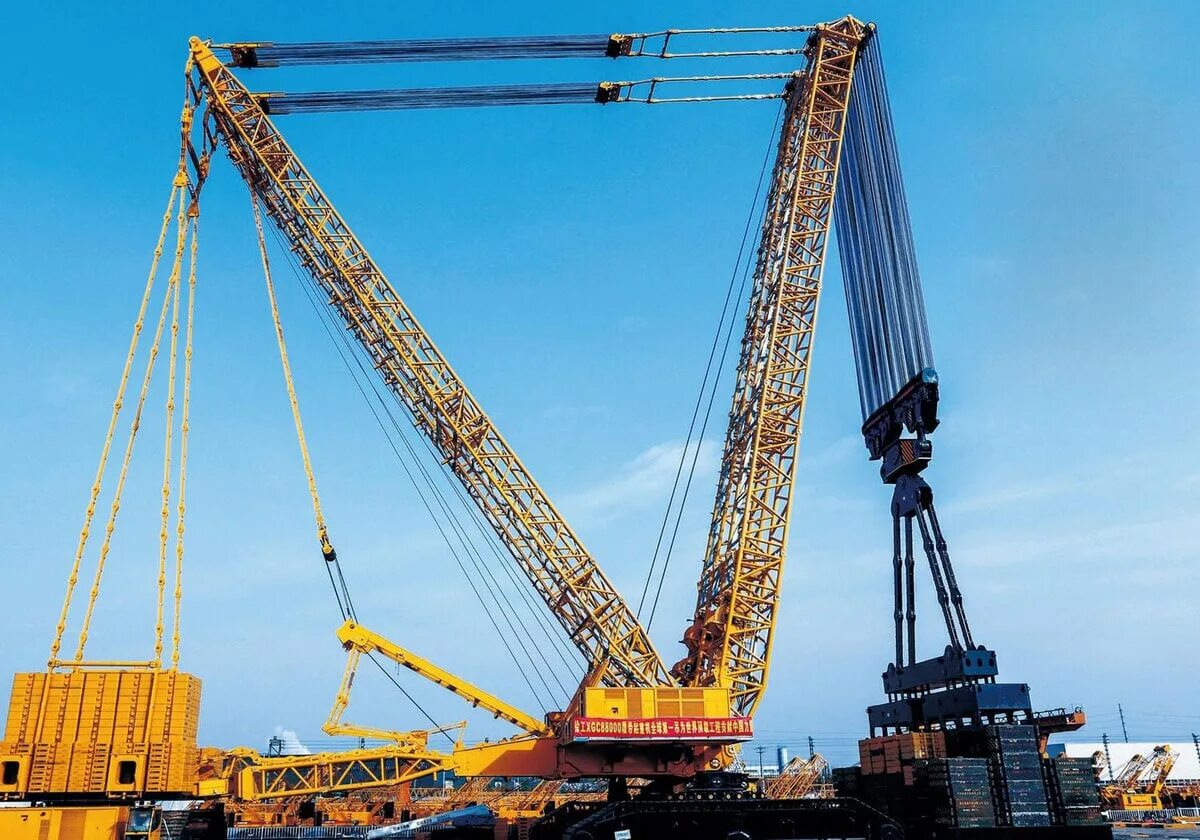 Громадный кран. Гусеничный кран xgc88000. Liebherr LR 13000. XCMG xgc88000 кран. Самый большой гусеничный кран Либхер.