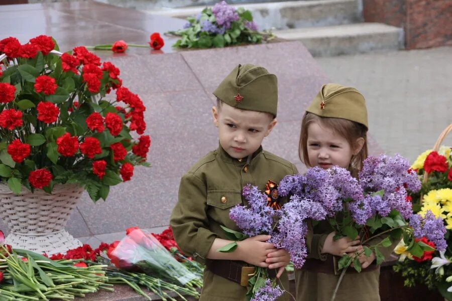 С днем победы 9 дети. День Победы для детей. День Победы ветераны и дети. Возложение цветов дети. День Победы возлагатаь цветъ.