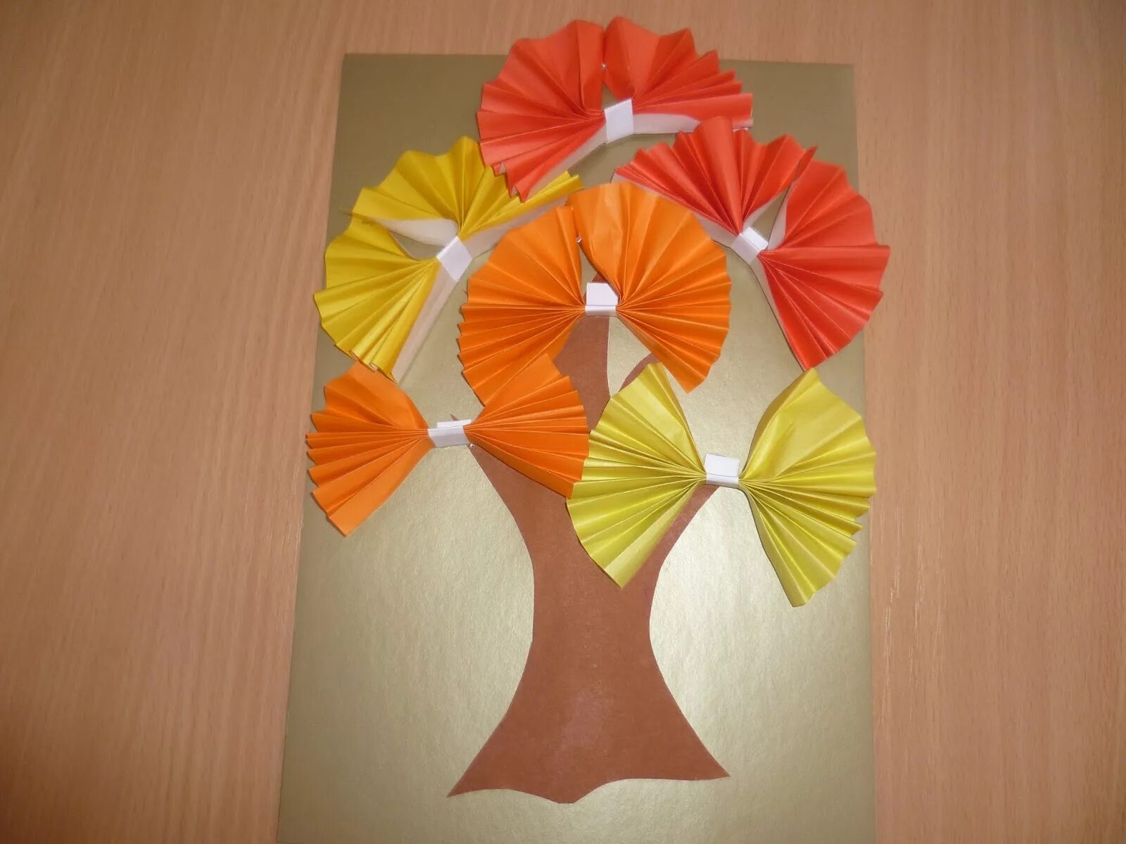 бумага гармошкой. композиции из сложенной бумаги 1 класс. игрушки из гармошки бумажные. поделка осенний лист из бумаги. осенние листочки из бумаги.