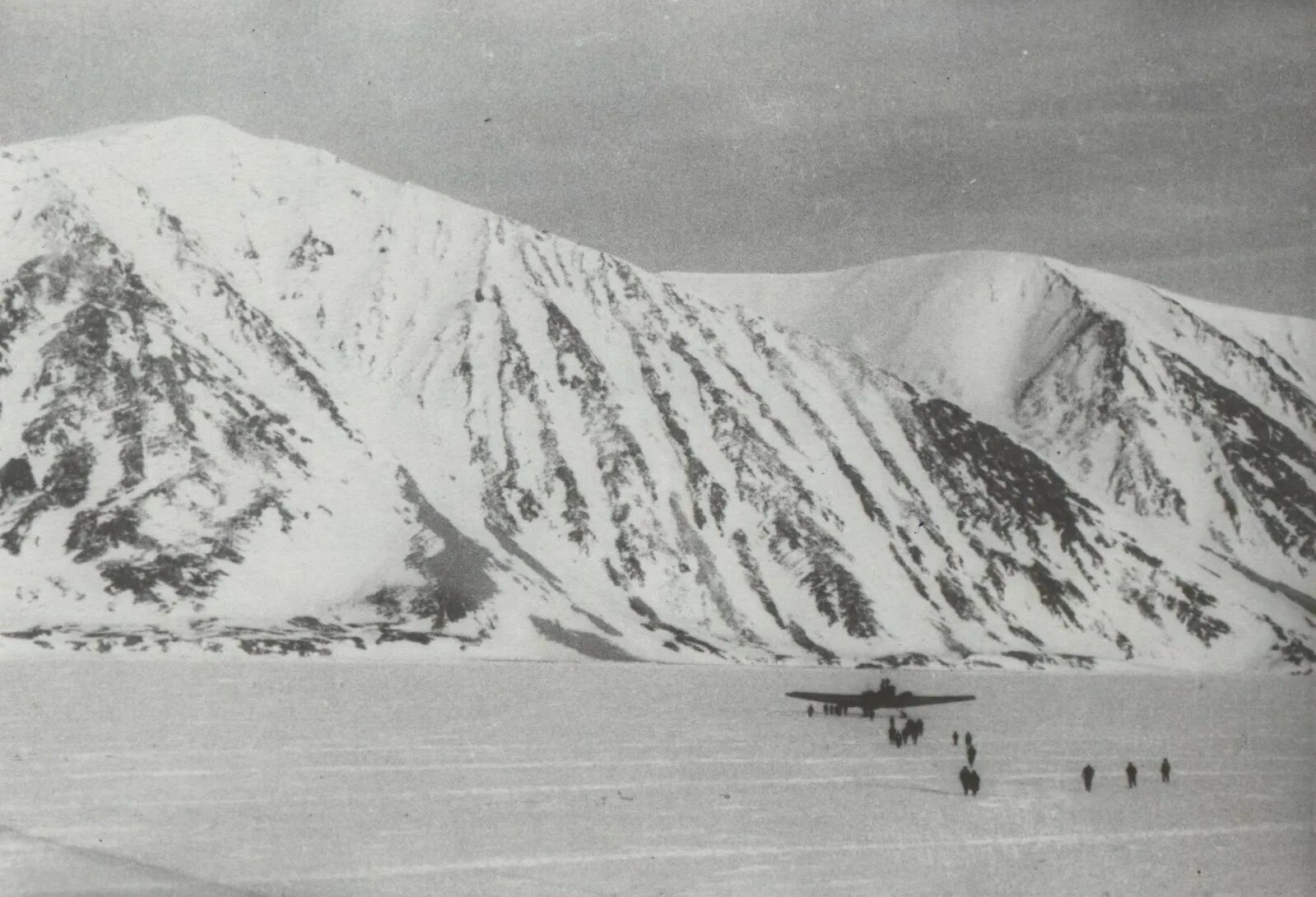 Челюскин фото. Экспедиция Челюскинцев. Экспедиция 1930 года Челюскинцев. Спасение Челюскинцев 1934.