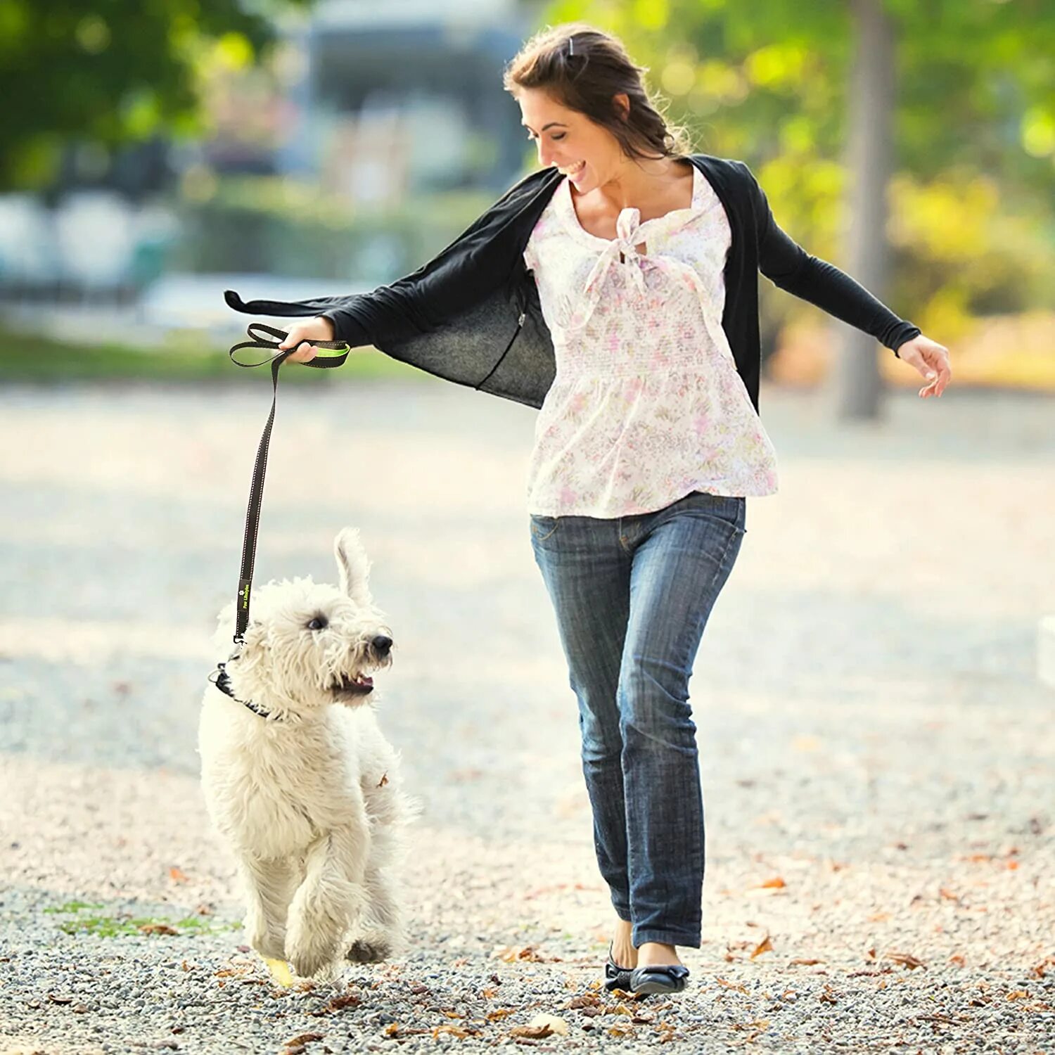 Бег противопоказан. Прогулки на свежем воздухе. Бритни спирс выгуливает собаку. Walking family png in smoking. Гулять по парку.
