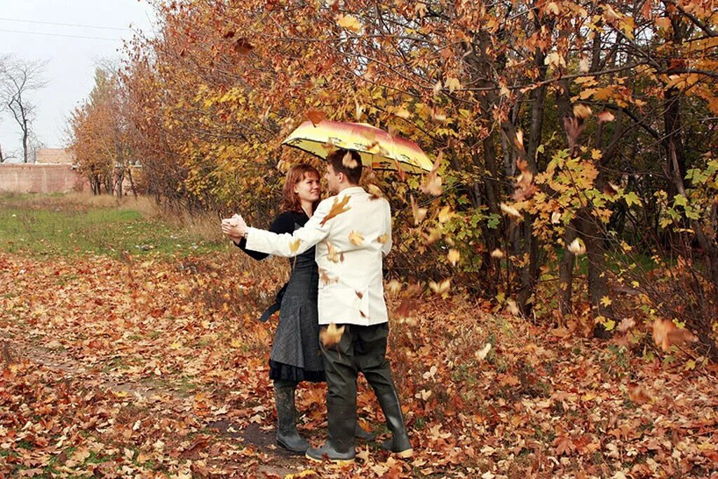Жизнь человека осенью. Осенний листопад в парке. Осень люди. Листопад люди. Листопад любовь.